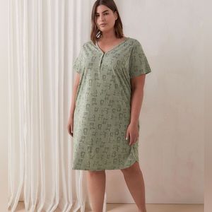 NWOT Printed Short-Sleeve Sleepshirt With Buttons. Light green. 1X.